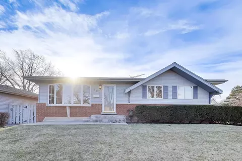 601 E Hackberry Ln, Mount Prospect, IL 60056