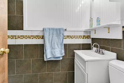 Bath - 12919 E Playfield Dr, Crestwood, IL 60418 photo 2 of 3