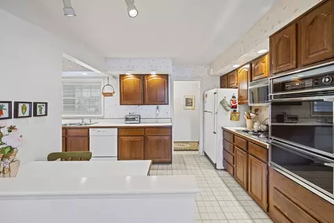 670 Edgemont Ln, Hoffman Estates, IL 60169 photo 11