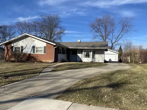 670 Edgemont Ln, Hoffman Estates, IL 60169 photo 2