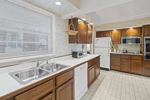 670 Edgemont Ln, Hoffman Estates, IL 60169 photo 12