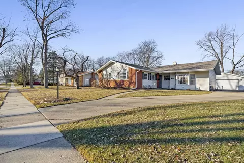 670 Edgemont Ln, Hoffman Estates, IL 60169
