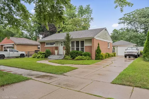 1181 Hiawatha Dr, Elgin, IL 60120