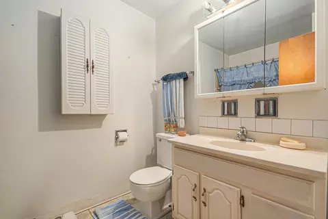 Bath - 936 E 84th Pl #A, Chicago, IL 60619 photo 1 of 2