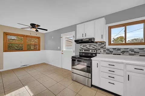 Kitchen - 423 Maple Dr, Morris, IL 60450 photo 4 of 4
