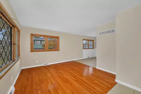 Living - 423 Maple Dr, Morris, IL 60450 photo 1 of 4