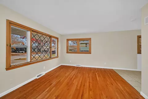 Living - 423 Maple Dr, Morris, IL 60450 photo 2 of 4