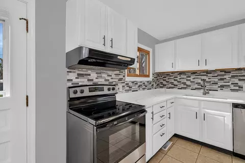 Kitchen - 423 Maple Dr, Morris, IL 60450 photo 3 of 4