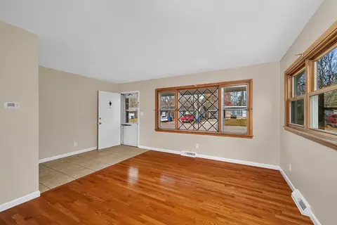Living - 423 Maple Dr, Morris, IL 60450 photo 3 of 4