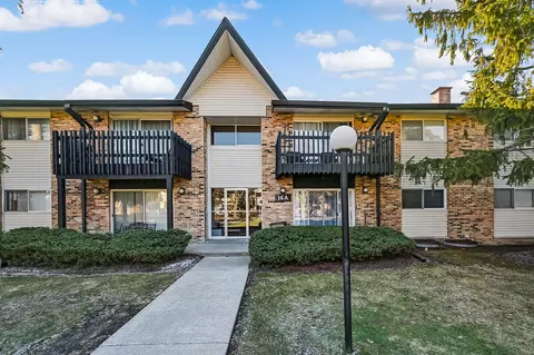 14 Kingery Quarter # A, Willowbrook, IL 60527