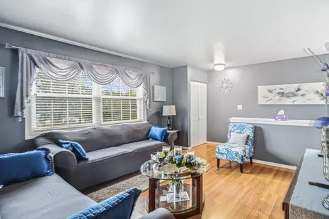 Living - 1332 Alpine Ct #1332, Wheeling, IL 60090 photo 1 of 2