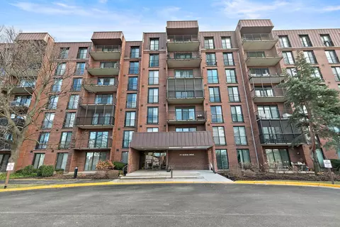 111 Acacia Dr #210, Indian Head Park, IL 60525