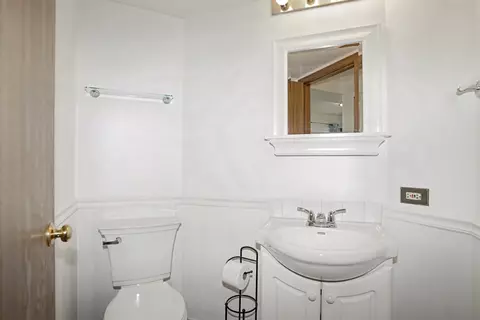 Bath - 1410 Misthaven Ln, Elgin, IL 60123 photo 1 of 4