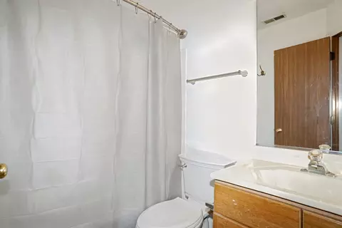 Bath - 1410 Misthaven Ln, Elgin, IL 60123 photo 2 of 4