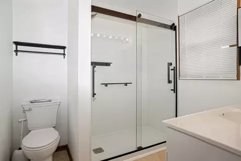 Bath - 1410 Misthaven Ln, Elgin, IL 60123 photo 3 of 4
