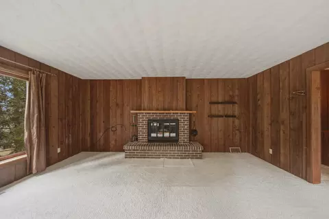 Living - 604 Hillandale Ct, Morrison, IL 61270 photo 2 of 3