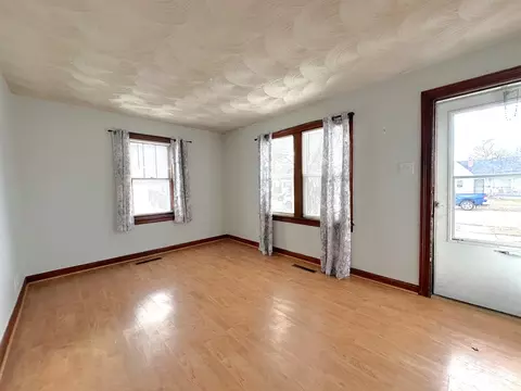 Living - 530 S Tanner Ave, Kankakee, IL 60901 photo 3 of 3
