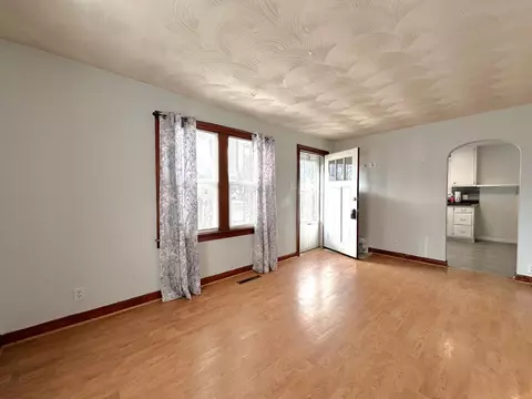 Living - 530 S Tanner Ave, Kankakee, IL 60901 photo 2 of 3