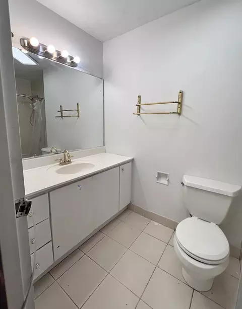 Bath - 200 E Delaware Pl #19A, Chicago, IL 60611 photo 1 of 1
