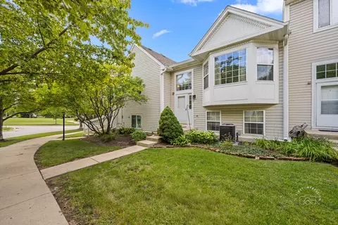 1202 Fox Hill Ln, North Aurora, IL 60542