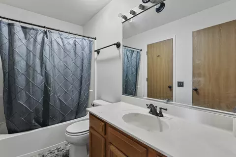 Bath - 1627 Spaulding Rd, Bartlett, IL 60103 photo 2 of 2