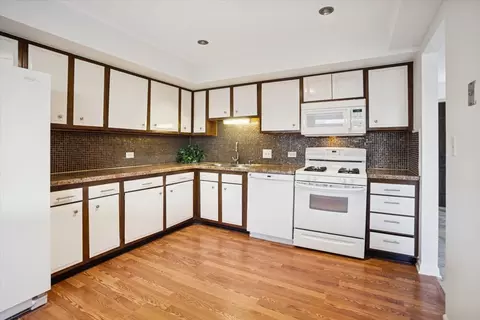 Kitchen - 368 Willow Tree Ct, Hoffman Estates, IL 60169 photo 1 of 2