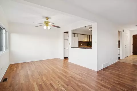 Living - 368 Willow Tree Ct, Hoffman Estates, IL 60169 photo 2 of 2