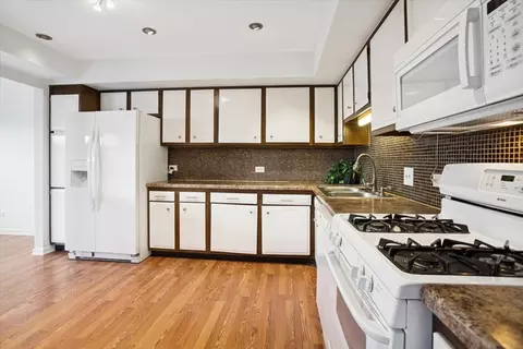 Kitchen - 368 Willow Tree Ct, Hoffman Estates, IL 60169 photo 2 of 2