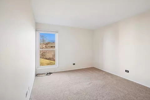 Bedroom - 368 Willow Tree Ct, Hoffman Estates, IL 60169 photo 3 of 4