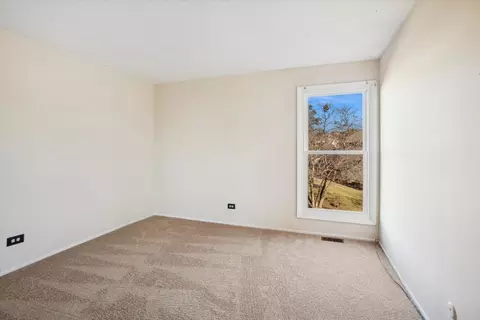 Bedroom - 368 Willow Tree Ct, Hoffman Estates, IL 60169 photo 4 of 4