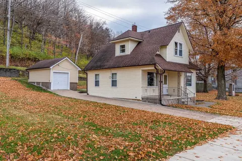 1104 Main St, Savanna, IL 61074