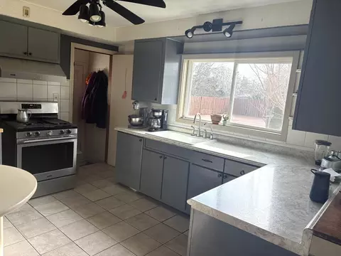 631 Bent St, Elgin, IL 60120 photo 24