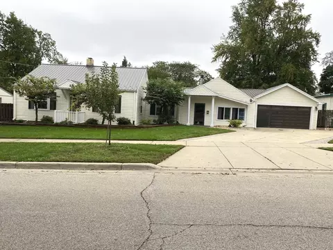 631 Bent St, Elgin, IL 60120
