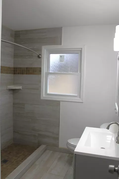 Bath - 689 Bent St, Elgin, IL 60120 photo 1 of 2