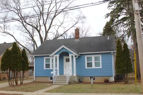 689 Bent St, Elgin, IL 60120