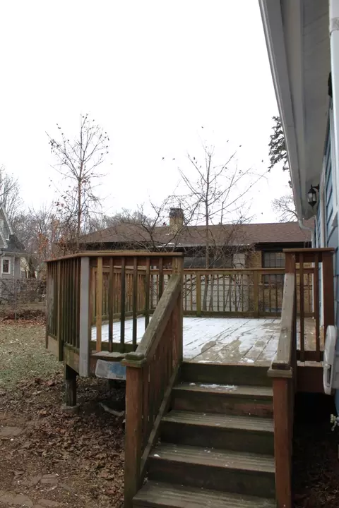 Exterior - 689 Bent St, Elgin, IL 60120 photo 4 of 6