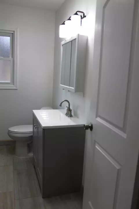 Bath - 689 Bent St, Elgin, IL 60120 photo 2 of 2