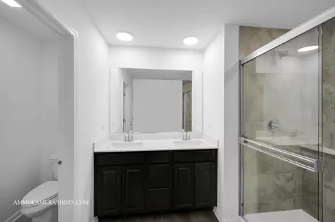 Bath - 512 Wolverine Dr, Aurora, IL 60502 photo 1 of 3