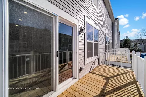 Exterior - 512 Wolverine Dr, Aurora, IL 60502 photo 2 of 3
