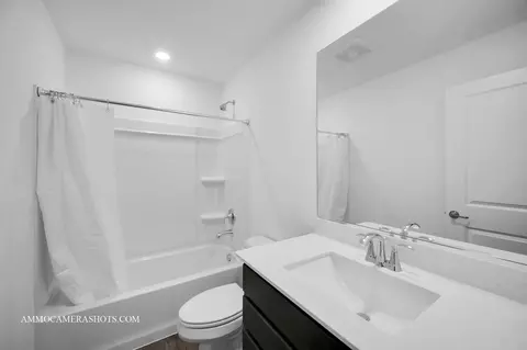 Bath - 512 Wolverine Dr, Aurora, IL 60502 photo 2 of 3