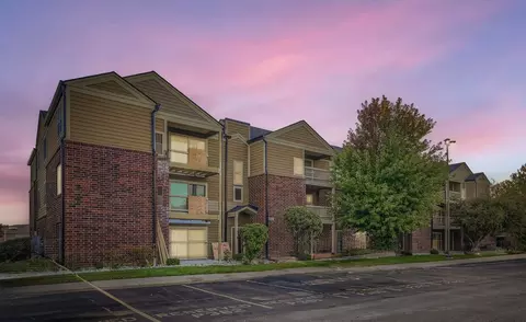 208 Glengarry Dr #304, Bloomingdale, IL 60108