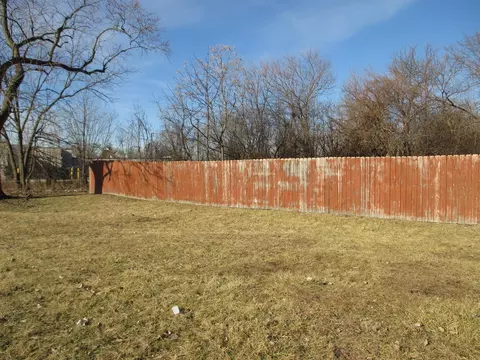 Exterior - 3902 W Claire Blvd, Midlothian, IL 60445 photo 2 of 5
