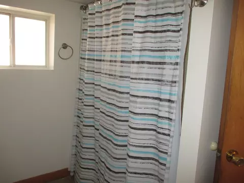 Bath - 3902 W Claire Blvd, Midlothian, IL 60445 photo 2 of 2
