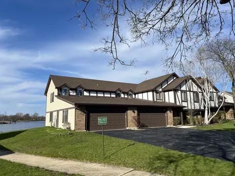 370 Springlake Ln #B, Aurora, IL 60504
