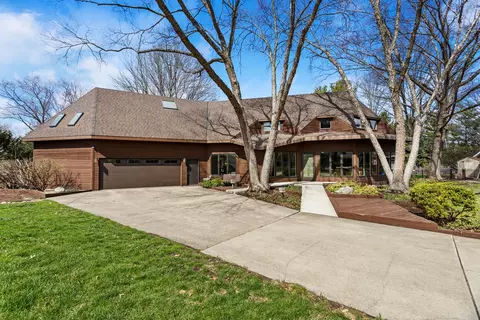 2402 N Nottingham Ct, Champaign, IL 61821