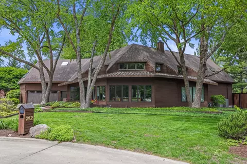 2402 N Nottingham Ct, Champaign, IL 61821