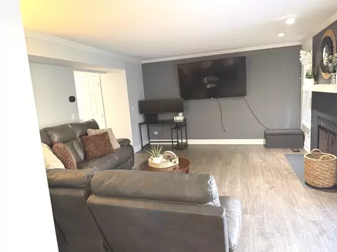 Living - 953 Old Oak Cir #0, Algonquin, IL 60102 photo 3 of 5