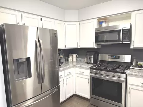 Kitchen - 953 Old Oak Cir #0, Algonquin, IL 60102 photo 3 of 4