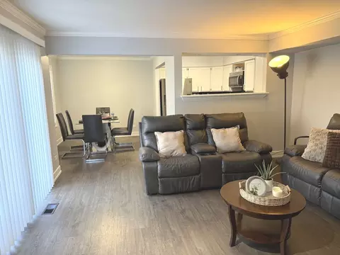 Living - 953 Old Oak Cir #0, Algonquin, IL 60102 photo 1 of 5