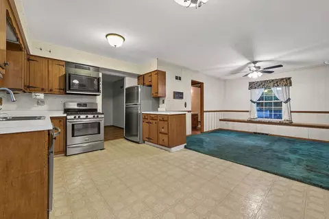 Kitchen - 27 W084 Fleming Dr, Winfield, IL 60190 photo 2 of 4